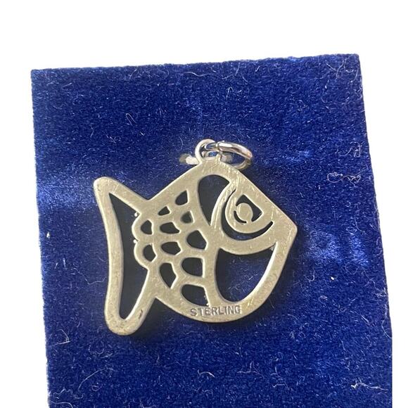 925 Sterling Silver fish Charm pendant - Picture 2 of 3